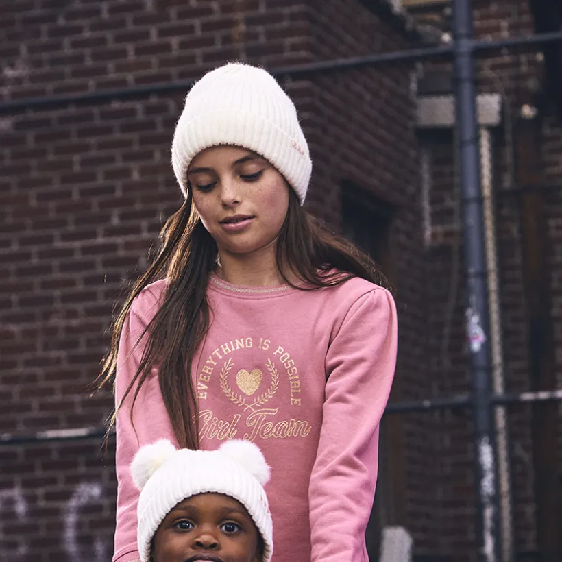 Bonnet en tricot côtelé avec pompons pour bébé fille
