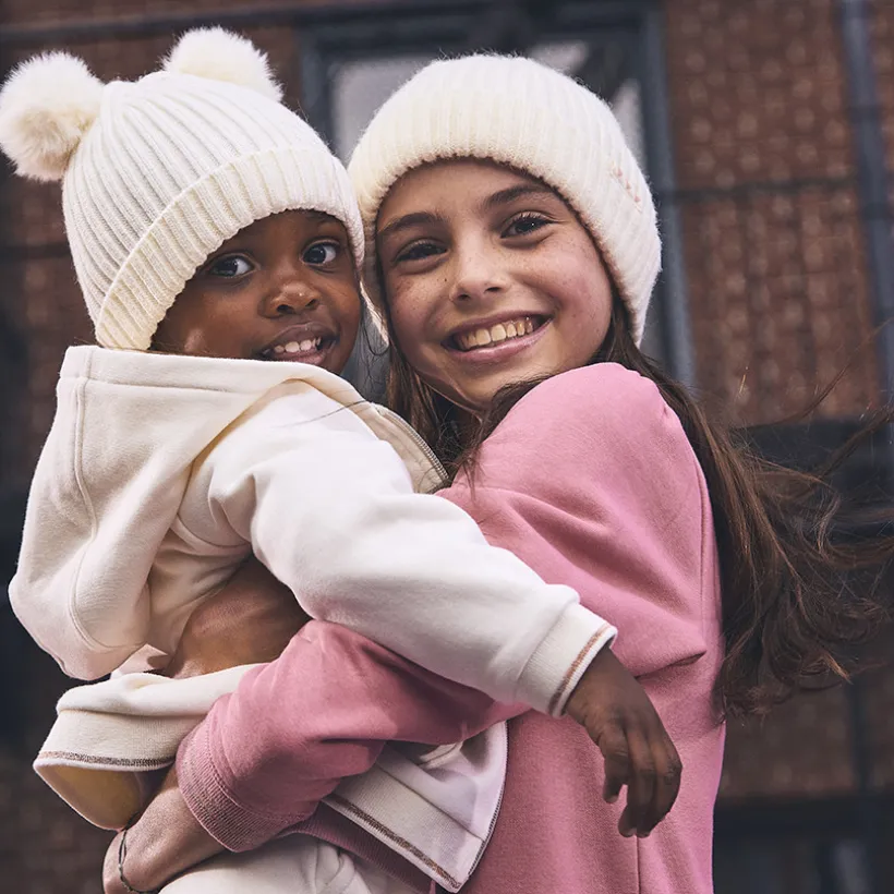 Bonnet en tricot côtelé avec pompons pour bébé fille