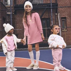 Bonnet en tricot côtelé avec pompons pour bébé fille