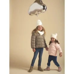 Bonnet en tricot et pompons en fausse fourrure