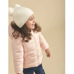 Bonnet en tricot et pompons en fausse fourrure