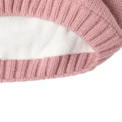 Bonnet en tricot et pompons en fausse fourrure