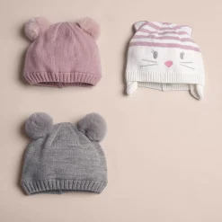 Bonnet en tricot et pompons en fausse fourrure