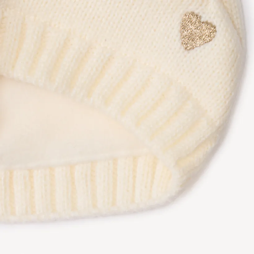 Bonnet à pompons fantaisie et cœur brodé pour bébé fille