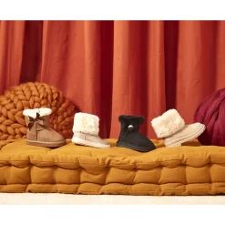 Bottines noires en suédine avec détails en fourrure et bouton fantaisie pour fille