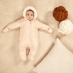 Combi-pilote matelassée pour bébé fille avec finitions différentes selon l'âge