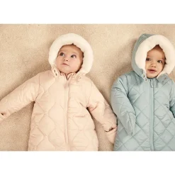 Combi-pilote matelassée pour bébé fille avec finitions différentes selon l'âge