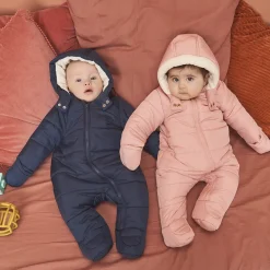 Combi-pilote unie rembourrée pour bébé fille avec finitions différentes selon l'âge
