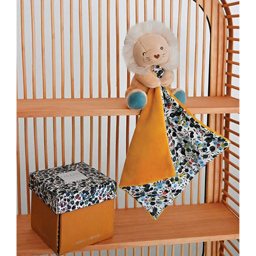 Doudou Boh'aime lion jaune avec mouchoir imprimé