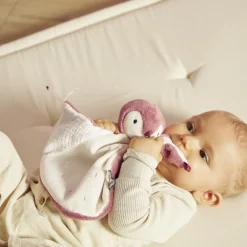Doudou manchot rose