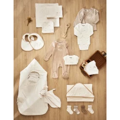 Gilet en tricot ajouré avec broderies pour bébé