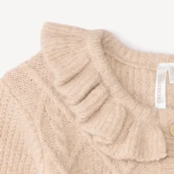 Gilet en tricot torsadé et collerette pour bébé fille