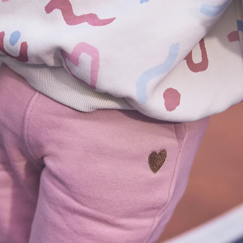 Jogging molleton à cœur brodé en lurex pour bébé fille