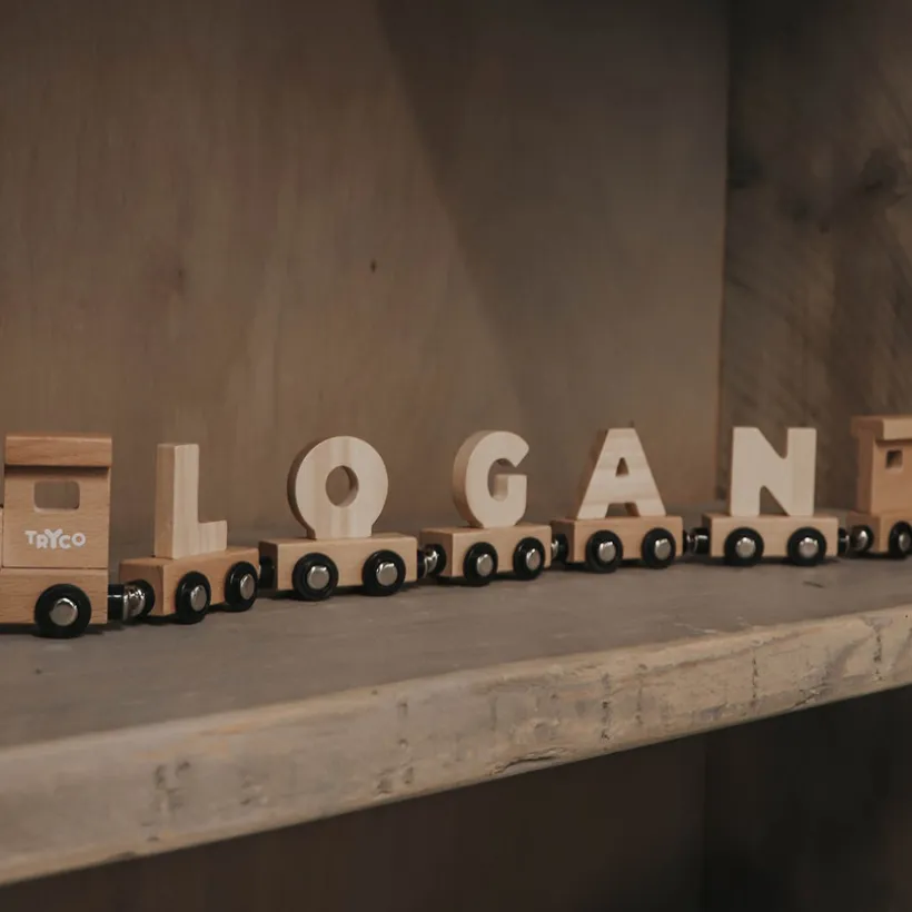 Lettre "J" en bois pour train