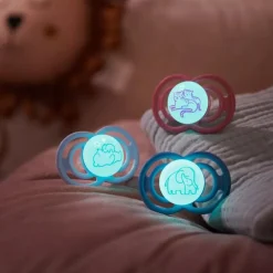 Lot de 2 sucettes silicone Perfect Nuit 18M+ animaux (modèle aléatoire)