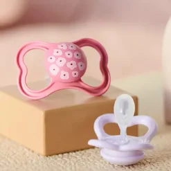 Lot de 2 sucettes silicone Suprême 6M+ (modèle aléatoire)