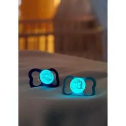 Lot de 2 sucettes silicone Suprême Nuit 6M+ (modèle aléatoire)