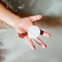 Petit galet de bain effervescent vache parfum lait de coco