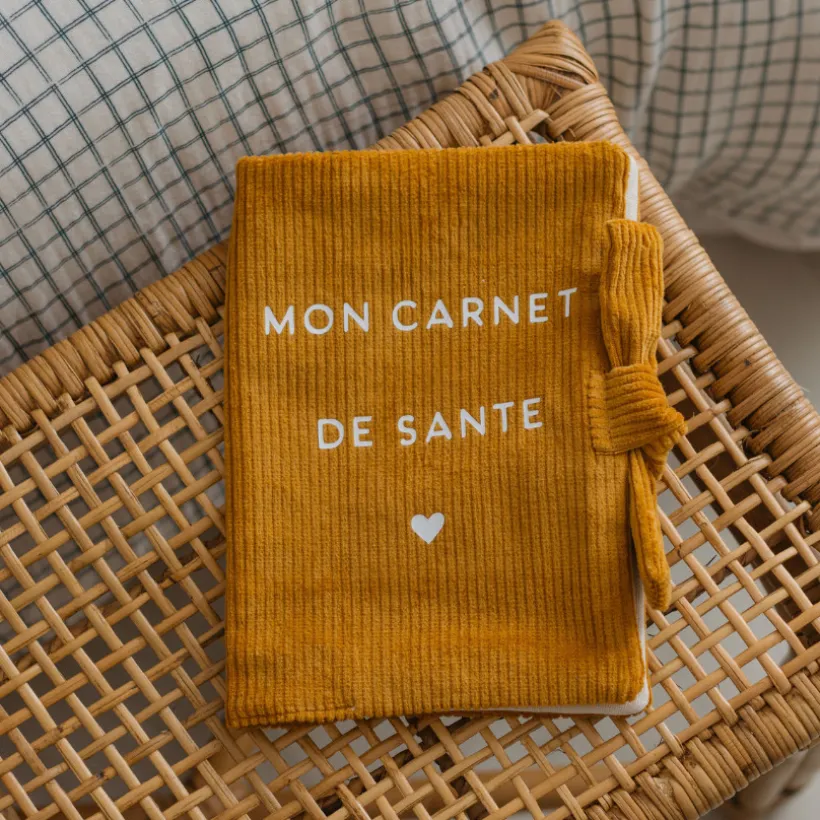 Protège carnet de santé printé en velours côtelé moutarde