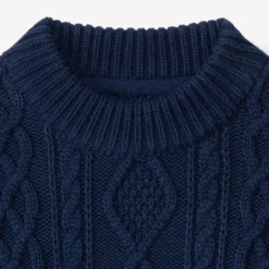 Pull en tricot uni effet torsadé avec liseré coloré pour garçon