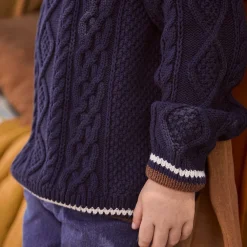 Pull en tricot uni effet torsadé avec liseré coloré pour garçon