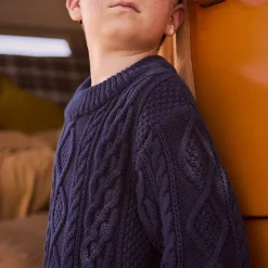 Pull en tricot uni effet torsadé avec liseré coloré pour garçon