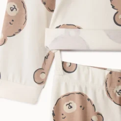 Pyjama 2 pièces imprimé oursons pour bébé avec finitions différentes selon l'âge