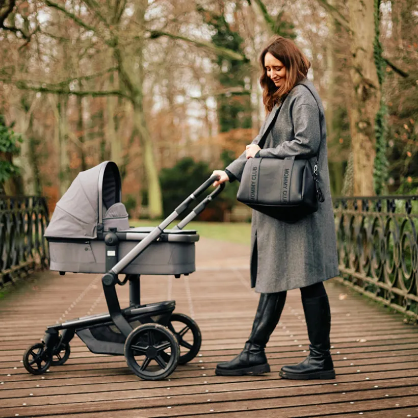 Sac à langer Mommy Club Signature en cuir vegan + tapis à langer noir