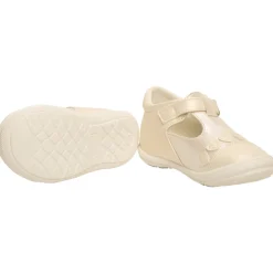 Salomés effet cuir nacré avec patchs cœurs pour bébé fille