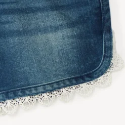 Short en jeans avec ceinture à nouée et détail en dentelles pour fille