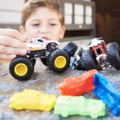 Véhicule Monster Trucks 1/64 (modèle aléatoire)